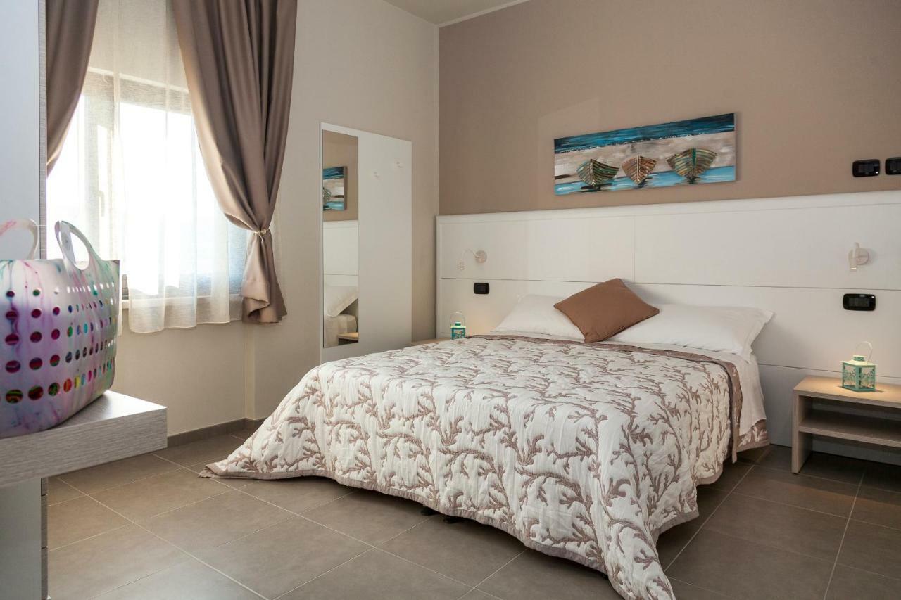 Riviera Hub Hotel Cisano sul Neva Екстериор снимка