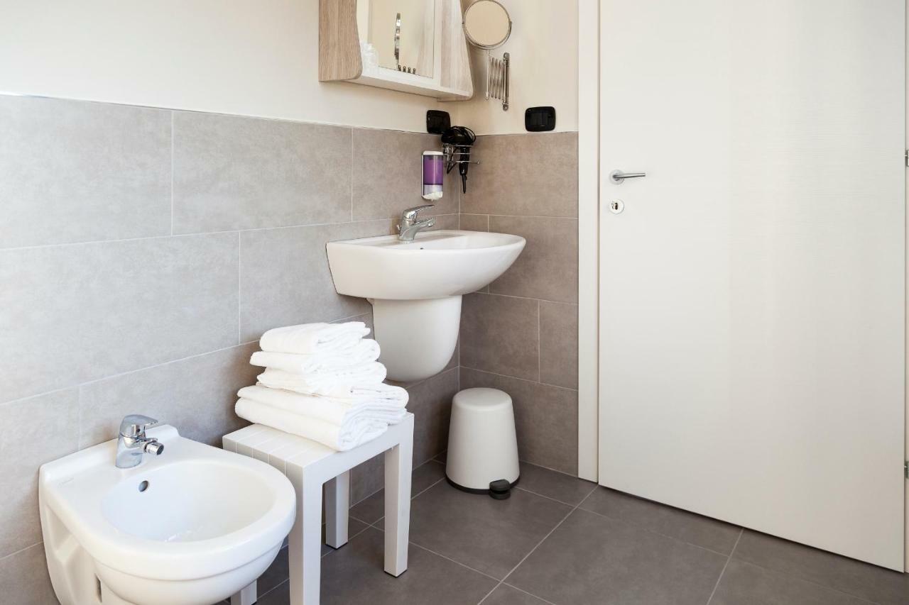 Riviera Hub Hotel Cisano sul Neva Екстериор снимка