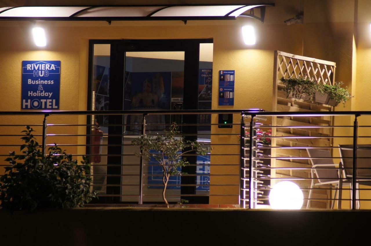 Riviera Hub Hotel Cisano sul Neva Екстериор снимка