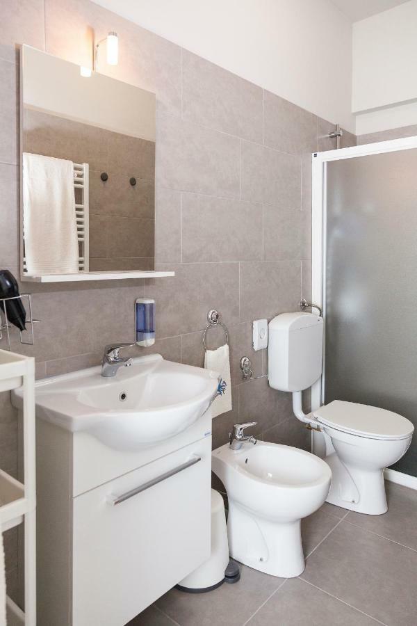 Riviera Hub Hotel Cisano sul Neva Екстериор снимка