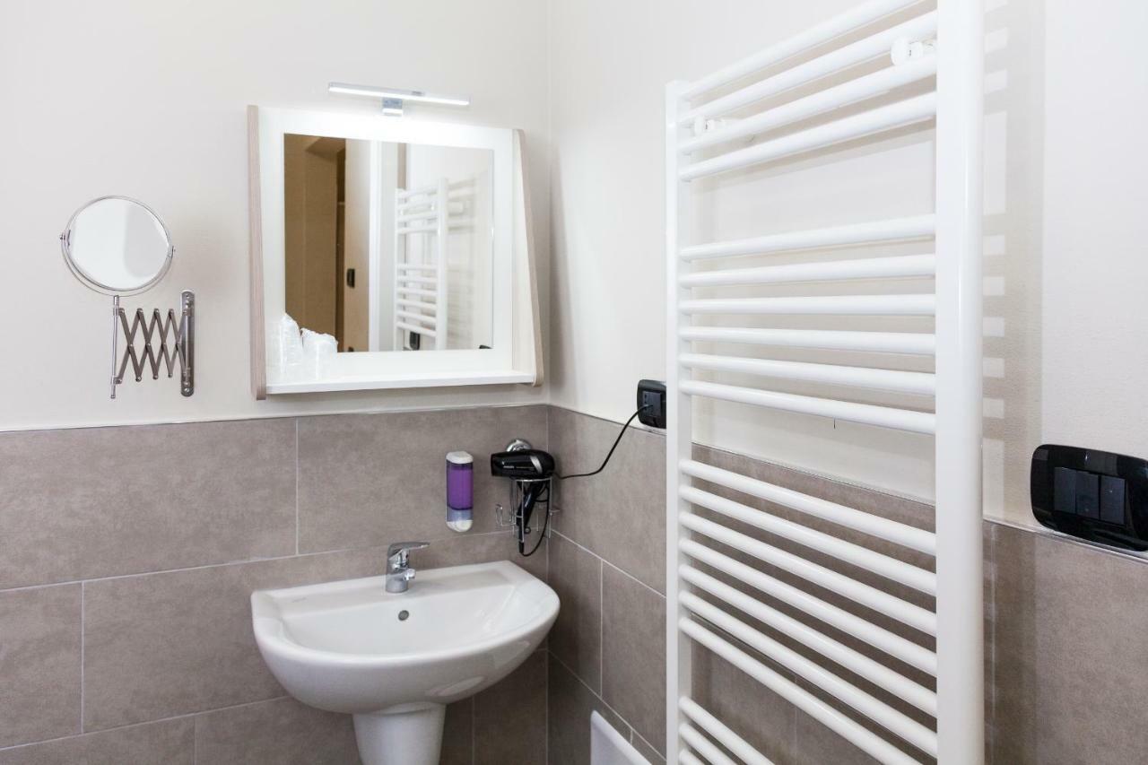 Riviera Hub Hotel Cisano sul Neva Екстериор снимка