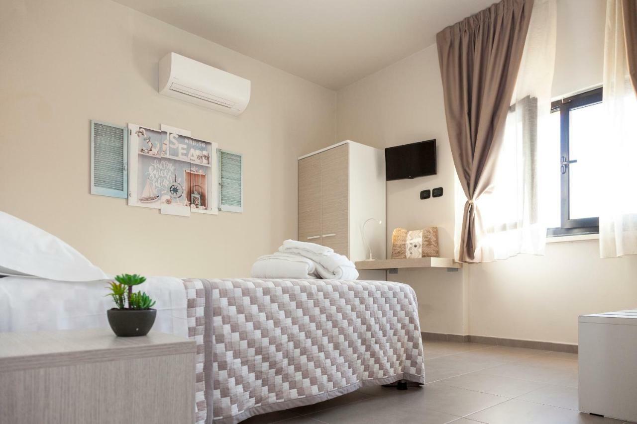 Riviera Hub Hotel Cisano sul Neva Екстериор снимка