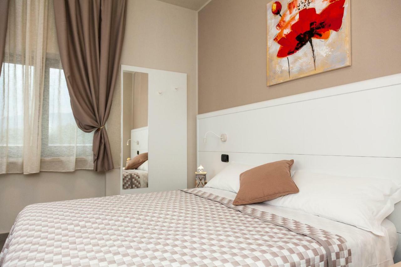 Riviera Hub Hotel Cisano sul Neva Екстериор снимка