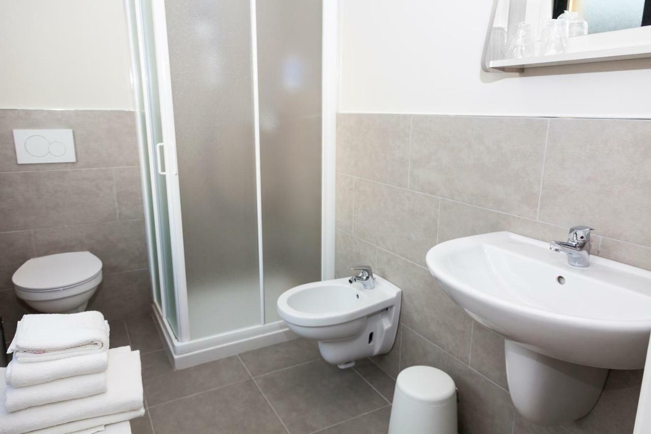 Riviera Hub Hotel Cisano sul Neva Екстериор снимка