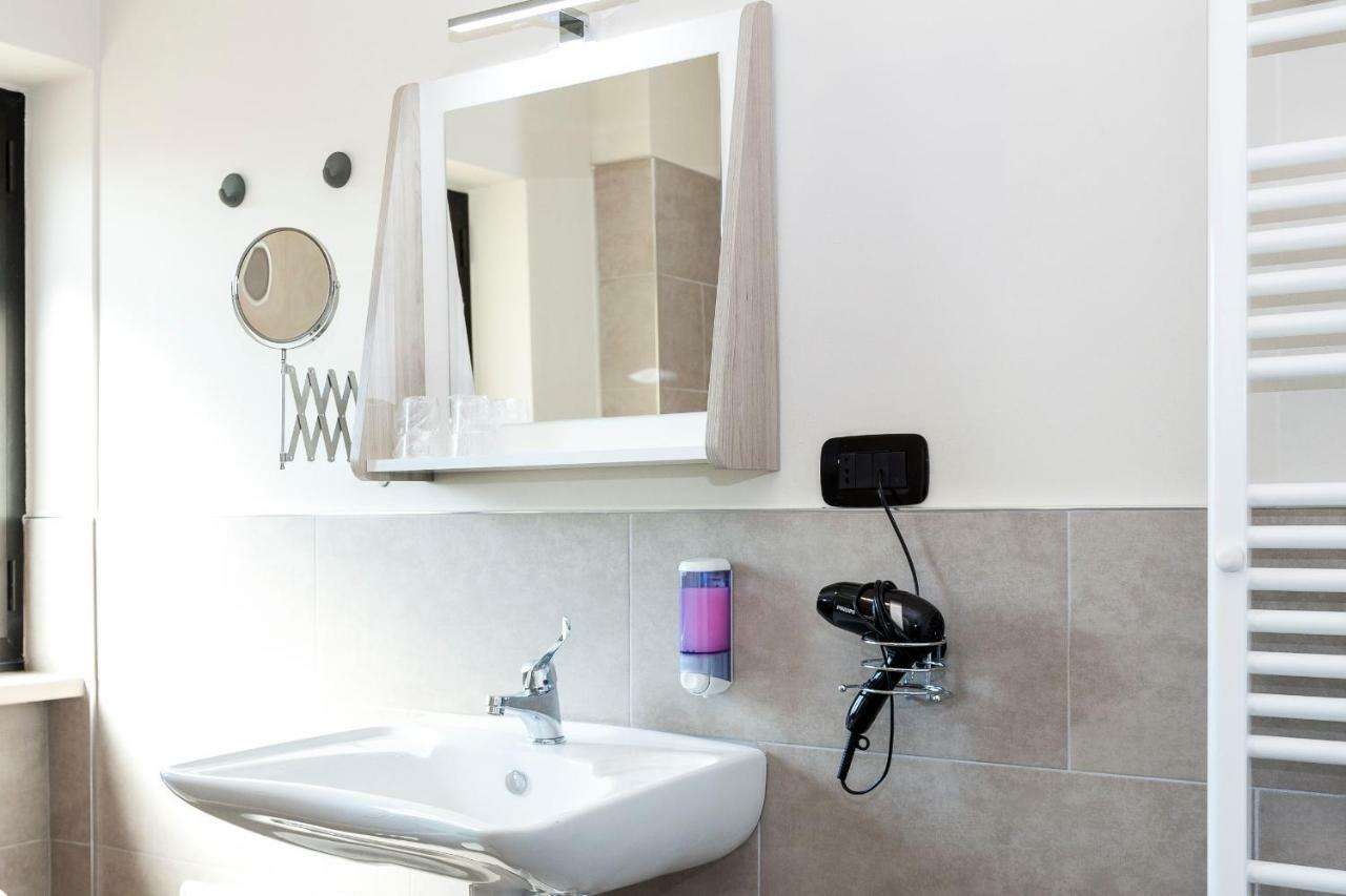 Riviera Hub Hotel Cisano sul Neva Екстериор снимка