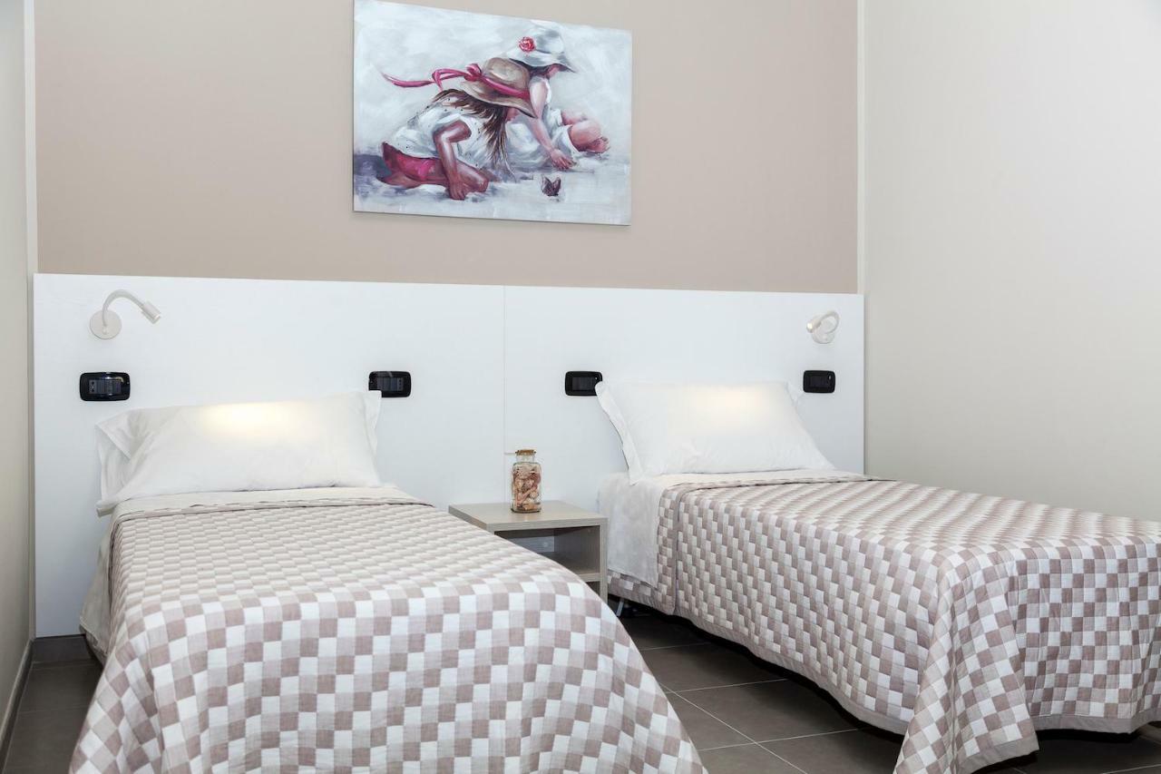 Riviera Hub Hotel Cisano sul Neva Екстериор снимка