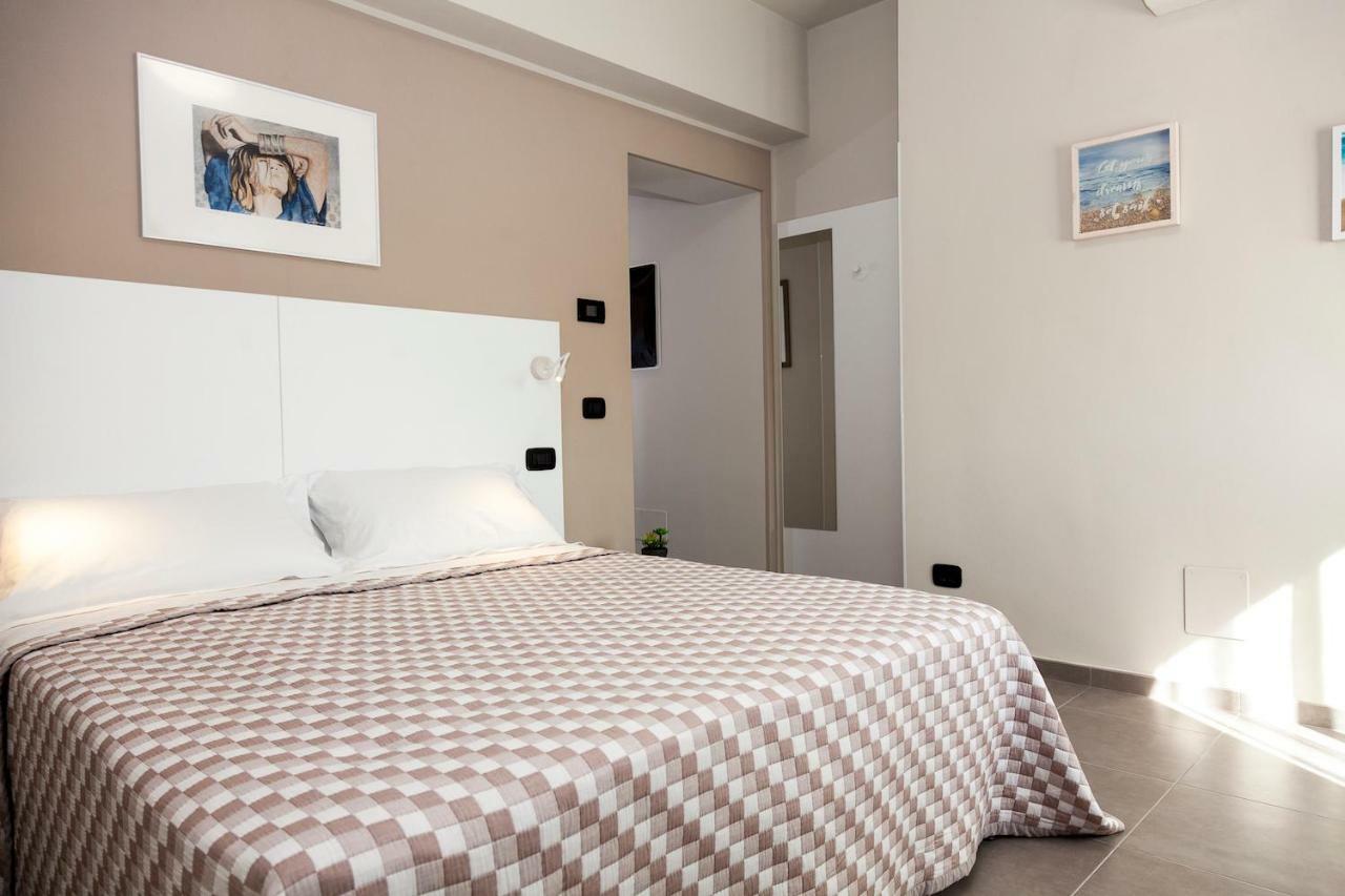 Riviera Hub Hotel Cisano sul Neva Екстериор снимка