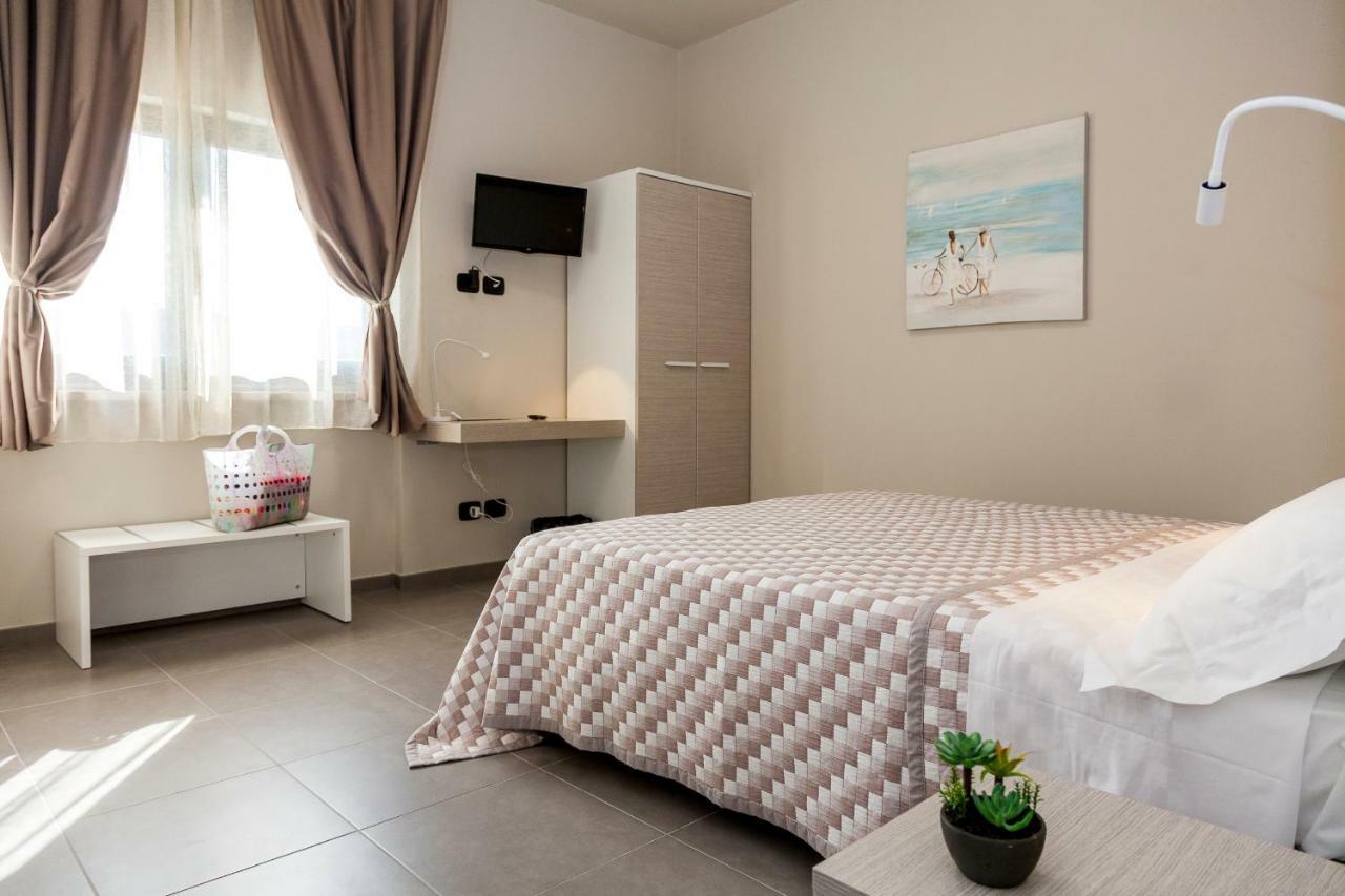 Riviera Hub Hotel Cisano sul Neva Екстериор снимка