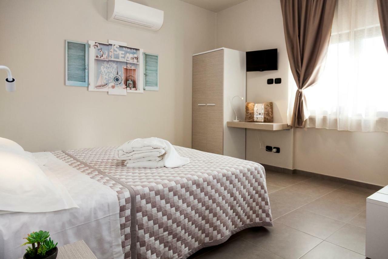 Riviera Hub Hotel Cisano sul Neva Екстериор снимка