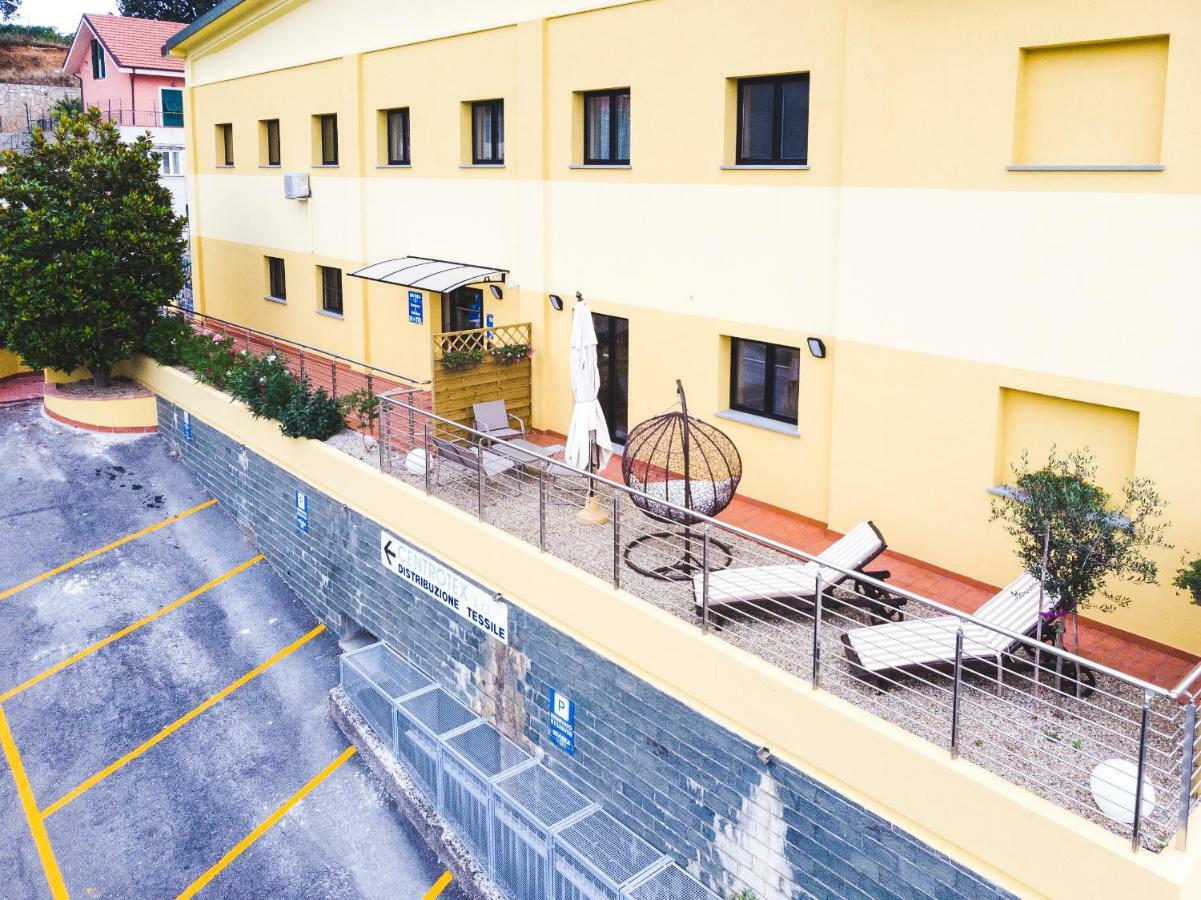 Riviera Hub Hotel Cisano sul Neva Екстериор снимка